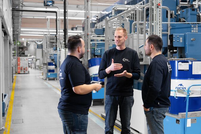 Team meeting in front of the machines